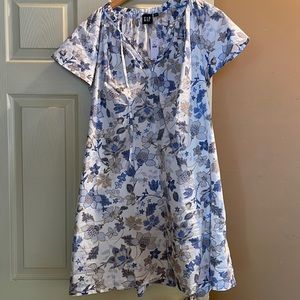 NWT size large Gap dress. Hits above knee. Fun print, neckline, and sleeves.